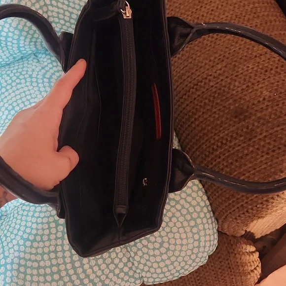 Tommy Hilfiger Vintage Black and White Tote Bag with Monogram Design - Picture 8 of 12